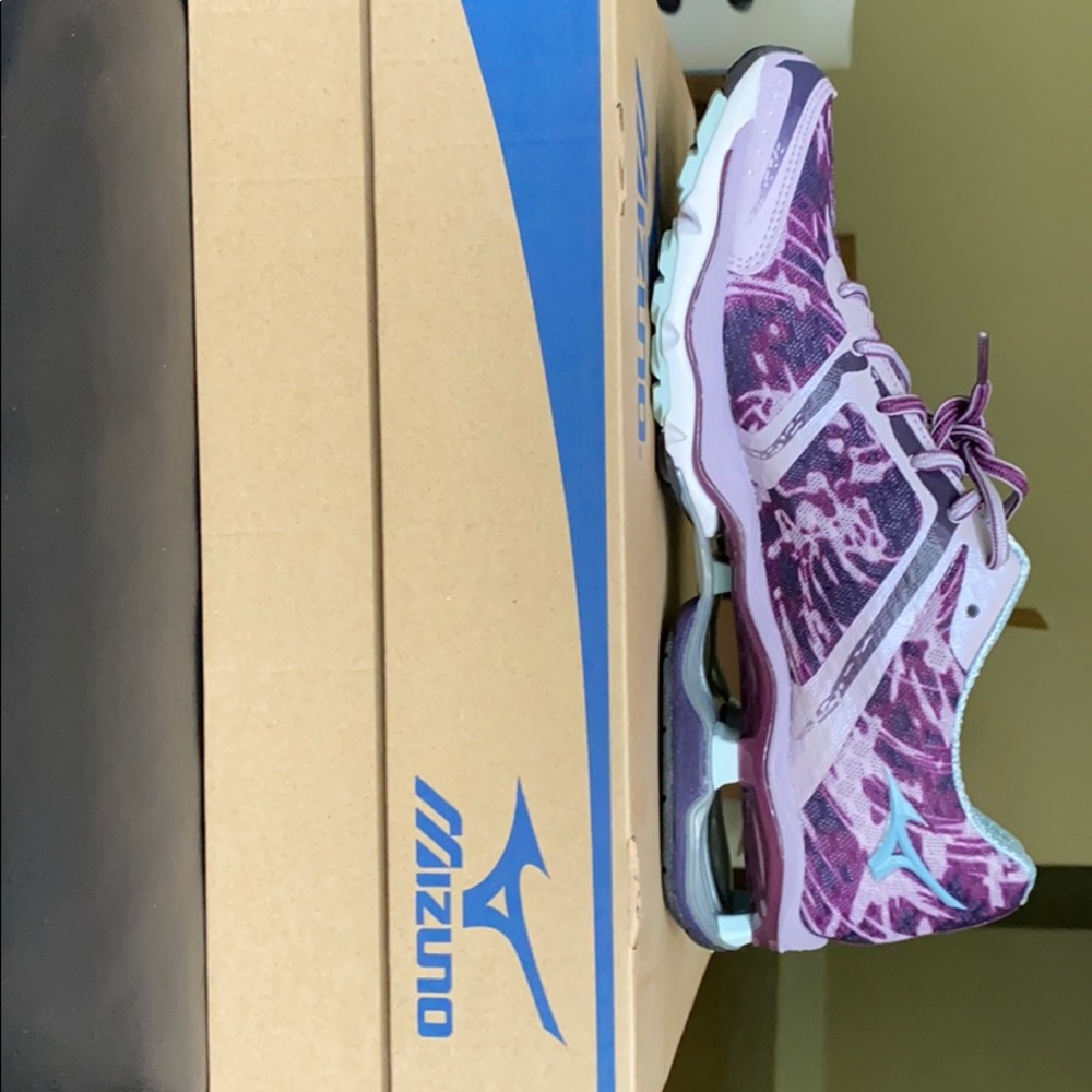 Brand new Mizuno running sneakers